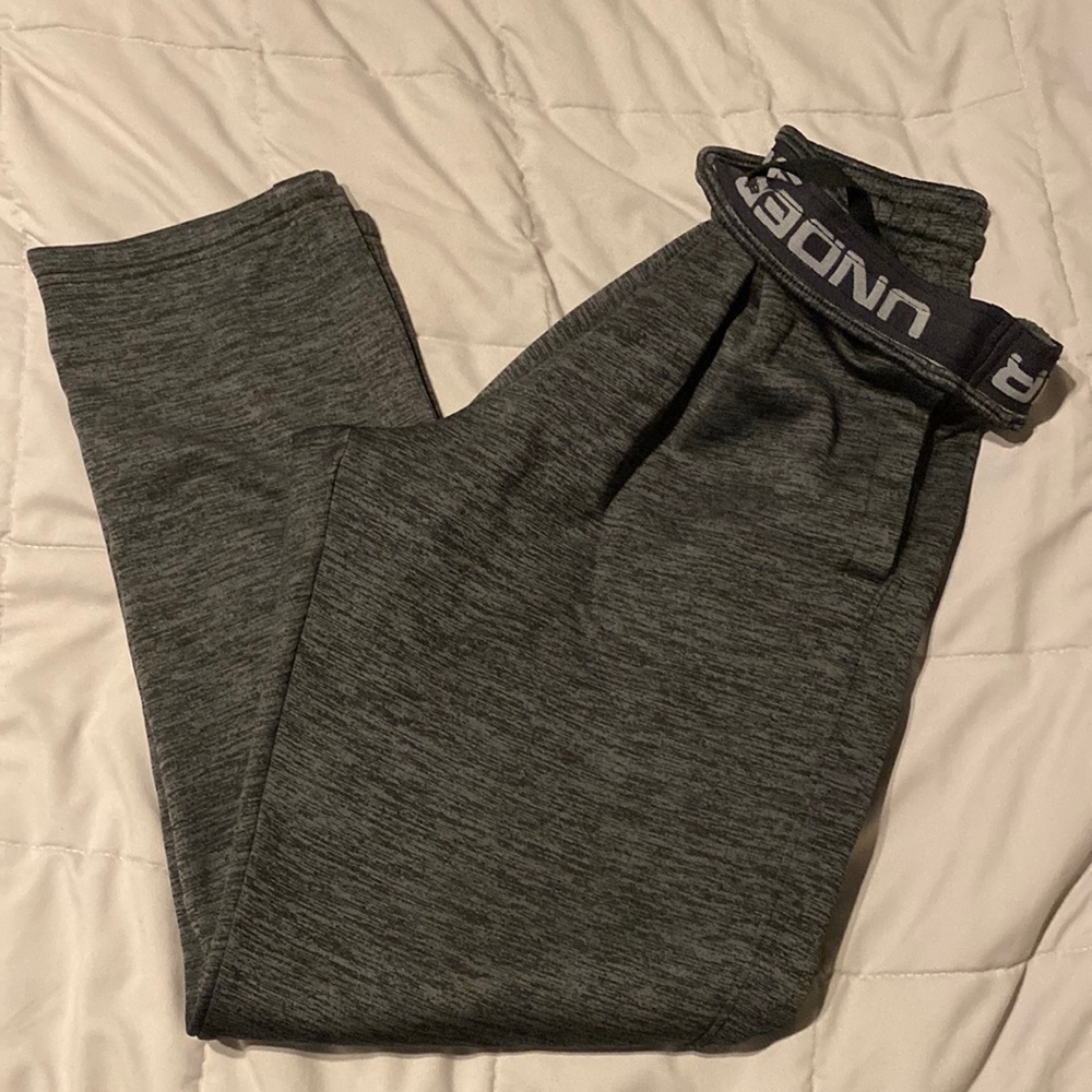 Under Armour long pant sweat pant, side pockets, and draw string